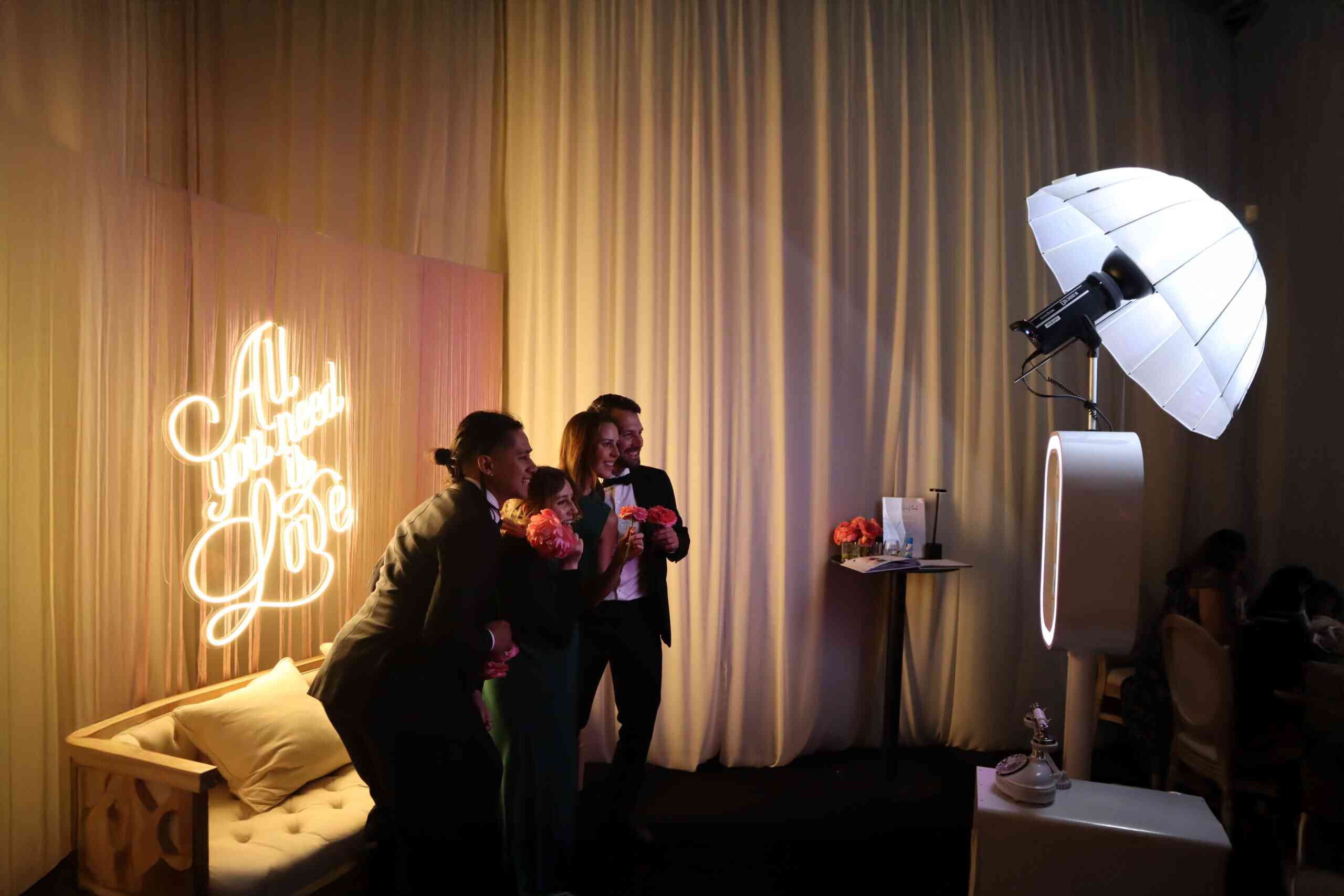 wedding-guest-photo-booth-scaled (1)